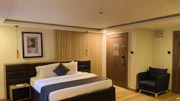 أغطية فراش متميزة وخزنة داخل الغرفة وطراز فريد لكل وحدة ومكتب