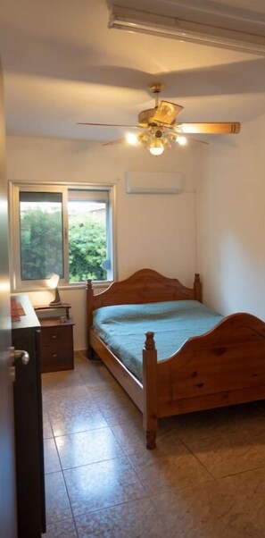 1 habitación, tabla de planchar con plancha, wifi gratis y ropa de cama 