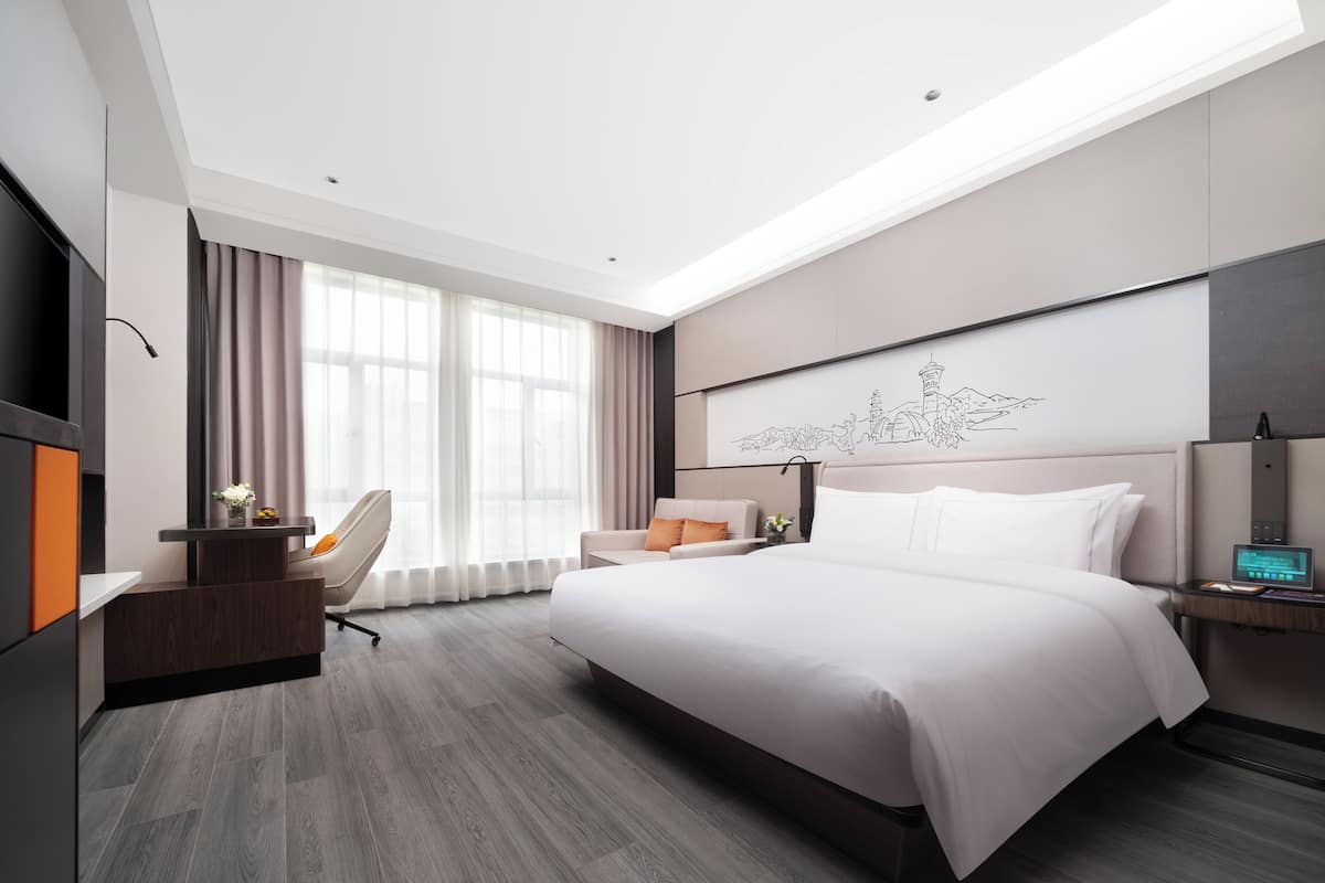 Chambre supérieure double, vue sur la ville | Couette en duvet, articles de minibar gratuits, bureau