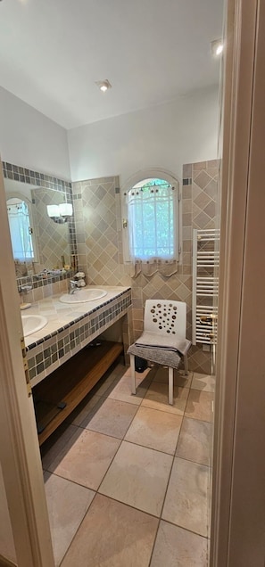 Dusche, Haartrockner, Handtücher