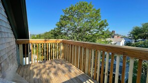 Property grounds - 3rd floor - Charming  1-bedroom apartment with private deck (Newport)