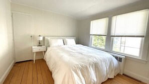 1 bedroom, Internet, bed sheets - 3rd floor - Charming  1-bedroom apartment with private deck (Newport)