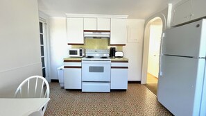 Private kitchen - 3rd floor - Charming  1-bedroom apartment with private deck (Newport)