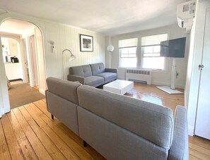 Living area - 3rd floor - Charming  1-bedroom apartment with private deck (Newport)