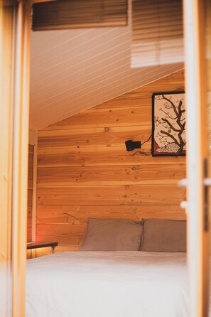 3 soverom, skrivebord, strykejern/-brett og reiseseng for barn