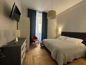 3 室のベッドルーム、セーフティボックス (室内)、アイロン / アイロン台、WiFi (無料)