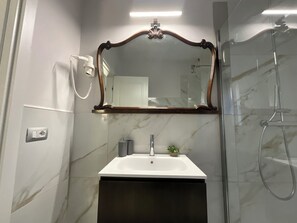 Shower, hair dryer, bidet, towels - Stunning 3BDR, 3BTH apartment minutes away from the Colosseum (Roma)
