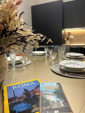 Dining - Stunning 3BDR, 3BTH apartment minutes away from the Colosseum (Roma)