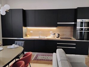 Fridge, microwave, oven, stovetop - Stunning 3BDR, 3BTH apartment minutes away from the Colosseum (Roma)