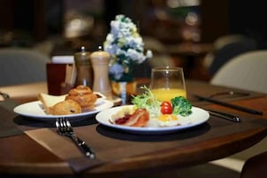 매일 뷔페 아침 식사 유료
