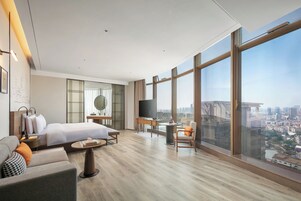 Deluxe Single Room, Non Smoking | Minibar (free items), desk, laptop workspace, blackout drapes