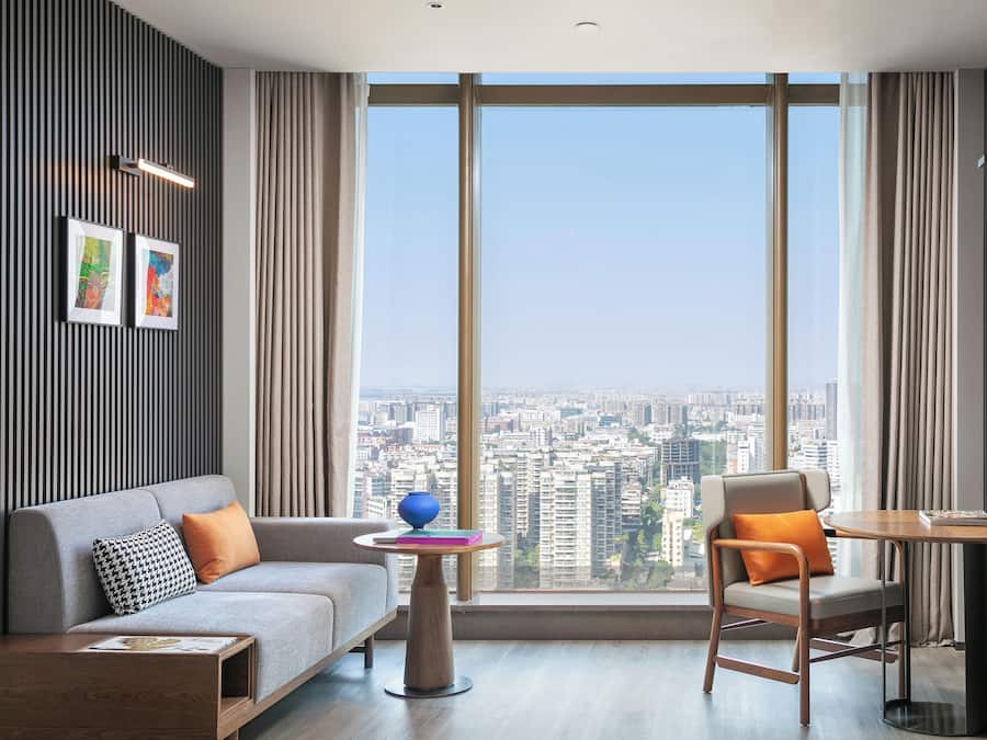 Escritorio, espacio para trabajar con laptop y cortinas blackout