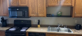 Cozy 1-bedroom condo with AC, WiFi in delightful Stevens Point Noise Potential 