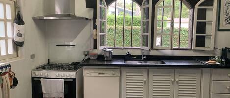 Microonde, forno, piano cottura, lavastoviglie