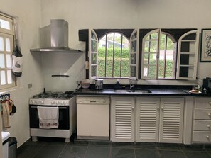 Micro-ondes, four, plaque de cuisson, lave-vaisselle