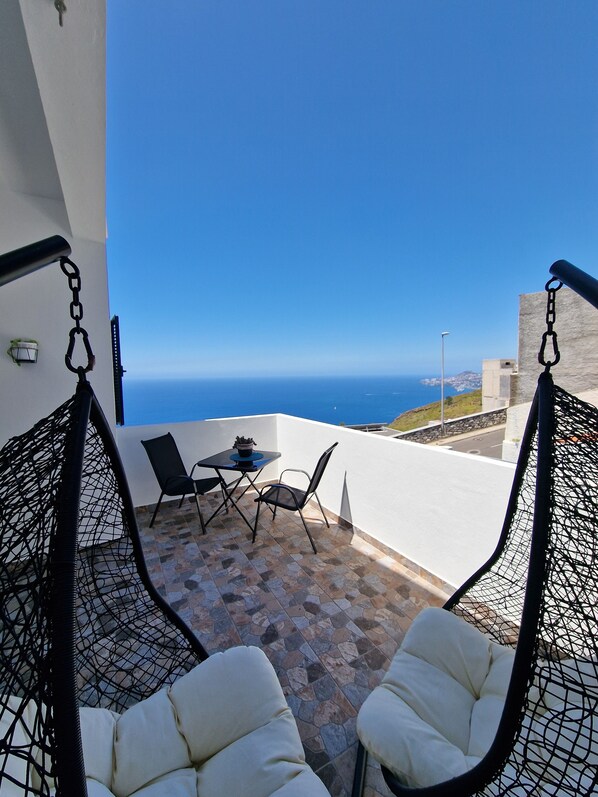 Deluxe studio, 1 queensize bed, privébadkamer, uitzicht op oceaan | Uitzicht vanaf balkon