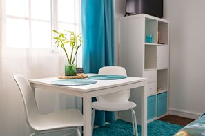 Deluxe-Studio "Azul", Meerblick | Wohnbereich | 50-Zoll-Smart-TV mit Kabelempfang