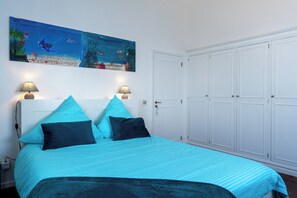 Estudio Deluxe, 1 cama de matrimonio, baño privado, vistas al mar | Decoración individual, mobiliario individual, wifi gratis y ropa de cama