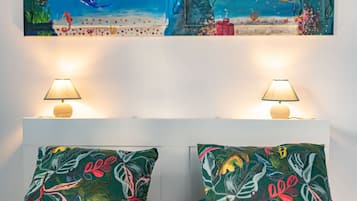 Deluxe-studiolejlighed - 1 queensize-seng - privat badeværelse - havudsigt | Opholdsområde | 50-tommers smart-tv med kabelkanaler