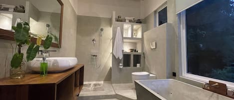 Douche, bidet, serviettes fournies, savon
