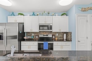 Fridge, microwave, oven, stovetop - 2-bedroom waterfront condo with pool and hot tub in welcoming Mexico Beach (Mexico Beach)