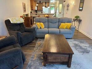 Smart TV, fireplace - Fantastic Location. Pet-Friendly. Hot-Tub. Free E-bikes. Quiet Neighborhood. (Meridian)