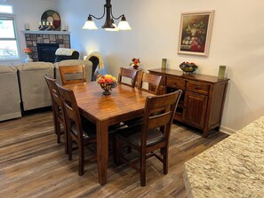 Dining - Fantastic Location. Pet-Friendly. Hot-Tub. Free E-bikes. Quiet Neighborhood. (Meridian)