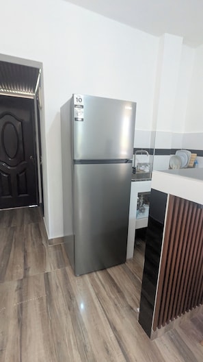 Departamento Confort | Cocina privada | Cafetera y tetera, artículos de limpieza y toallas de papel