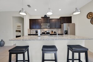 Réfrigérateur, micro-ondes, four, lave-vaisselle