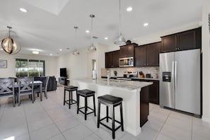 Fridge, microwave, oven, dishwasher - NEW! 3931LA-Windsor Island Resort (Davenport)