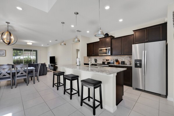 Réfrigérateur, micro-ondes, four, lave-vaisselle