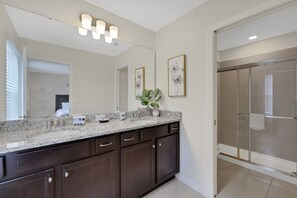 Suihku, hiustenkuivaaja, pyyhkeet