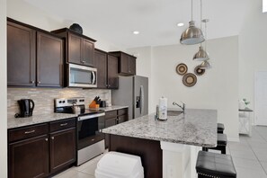 Een koelkast, een microgolfoven, een oven, een vaatwasser