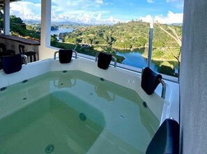 A hot tub with a view of a lake and hills. - Casa de campo en el Peñol (El peñol)