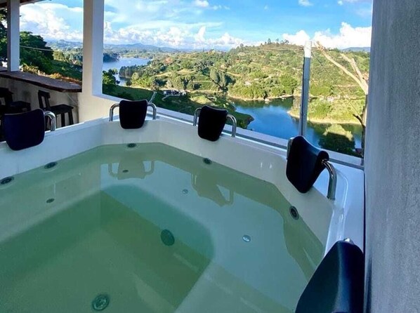 Bain à remous extérieur