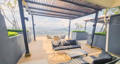 Modern 2-bedroom with AC, WiFi, fitness room in charming Kuala Lumpur