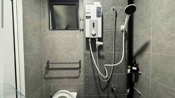 Een haardroger, handdoeken, zeep, toiletpapier