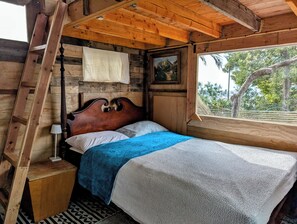 2 bedrooms, iron/ironing board, travel crib, WiFi - Hills Cottage with Panoramic Views & Hot Tub. Pet Friendly! (Oakland)