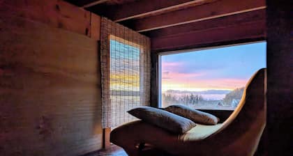 Hills Cottage with Panoramic Views & Hot Tub. Pet Friendly!