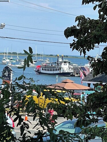 Harbor Water View. Downtown. Beaches & waterfront playground +Cape Cod gateway!