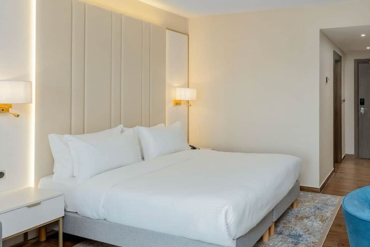 1 bedroom, minibar, desk, laptop workspace