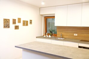 Een koelkast, een oven, een kookplaat, een vaatwasser