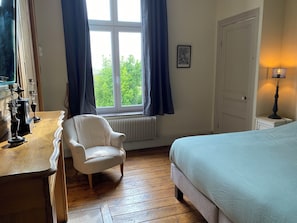 5 habitaciones, tabla de planchar con plancha y ropa de cama 