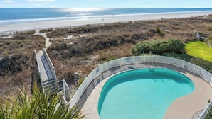 Une piscine avec vue sur la plage et l’océan.