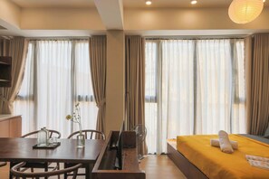 Familie studio, uitzicht op de stad | Een minibar, verduisterende gordijnen, een strijkplank/strijkijzer