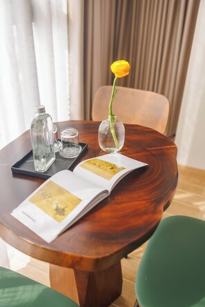 Superior studio, uitzicht op de stad | Dineren op de kamer