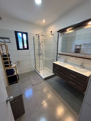 Towels, soap - Villa Valentina. 3-bedroom house in Cabarete Procab with private pool. (Cabarete)