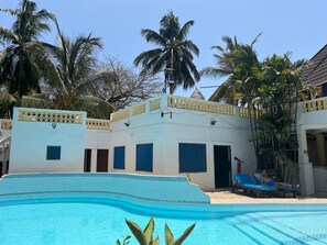 Outdoor pool - Pleasant studio with WiFi ,located Two minutes walk to the Beach (Galu)