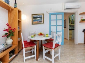 Ferienhaus, 2 Schlafzimmer, Terrasse | Esszimmer