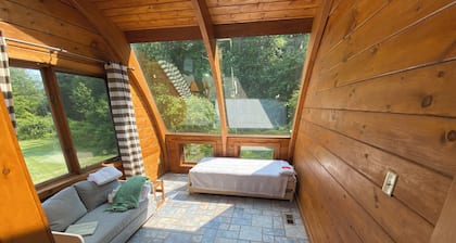 Charming 2-bedroom cabin close to Fair Hill on horse farm